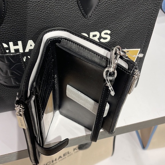 MICHAEL KORS LARGE DOUBLE ZIP WRISTLET 
Optic White Multi - Picture 15 of 16